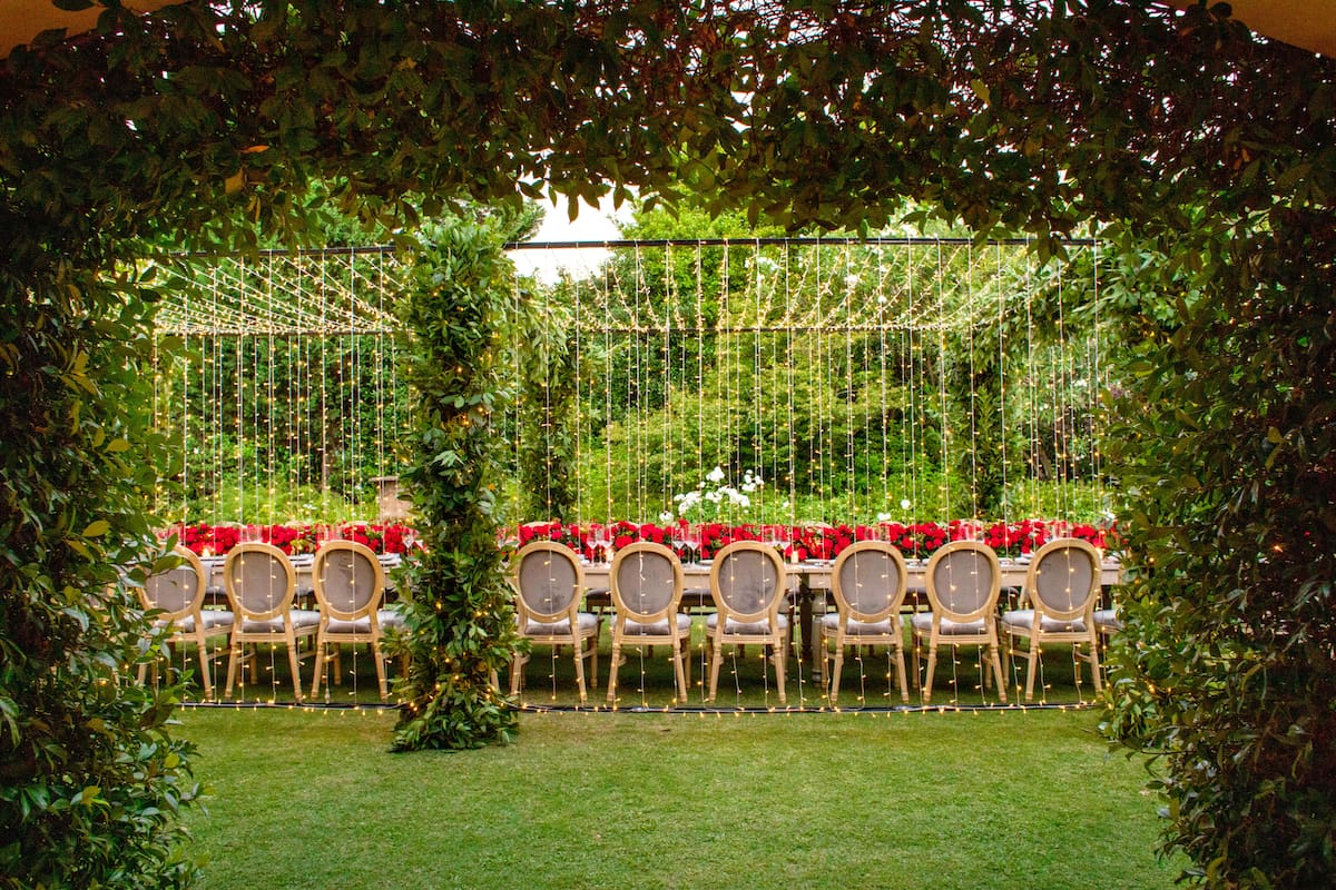 Las celebraciones más formales se refrescan: en una mesa siguiendo la etiqueta, de día se ambienta con frutas y flores, en una porpuesta de Marisa Tenguerian