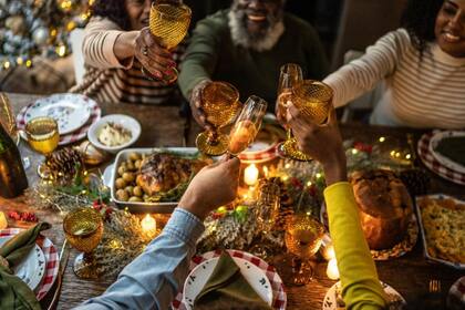 Las celebraciones navideñas están llenas de comida y licor (Foto: iStock)