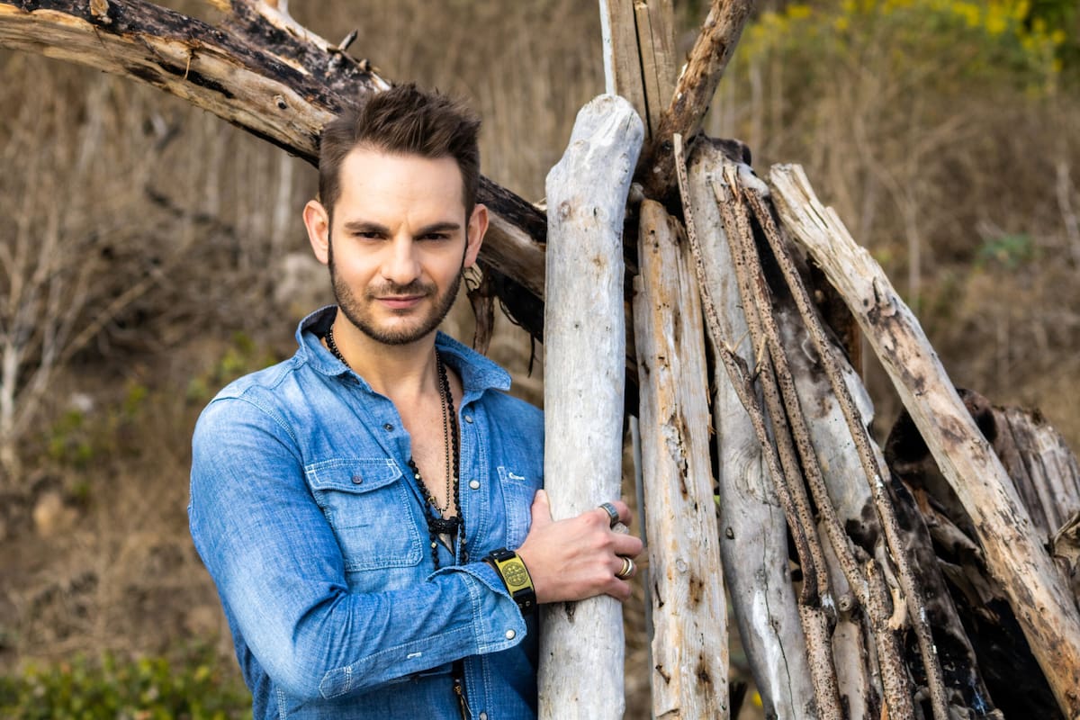 Las celebridades eligen a Kyle Thomas como su guía astrológico para la semana del 13 al 18 de mayo