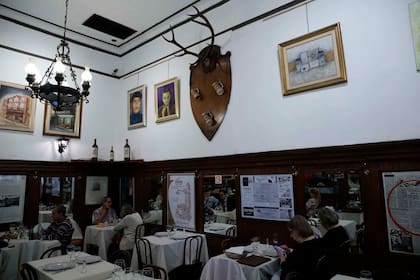 Las celebridades suelen sentarse siempre en la misma mesa