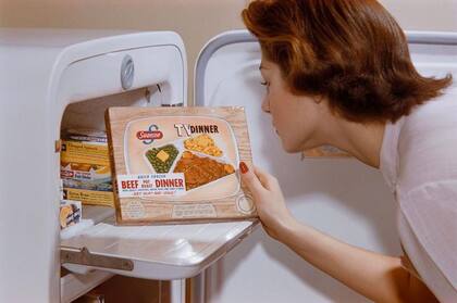 Las "cenas de TV" pasaron a ser lo último en comidas en la posguerra