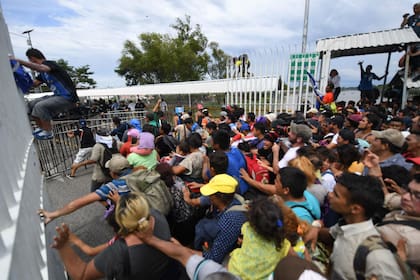 Las cerca de 3000 personas que comenzaron su caminata durante el fin de semana pasado derribaron una cerca de contención en Guatemala y se enfrentaron con las fuerzas de seguridad que los esperaban del otro lado del puente internacional
