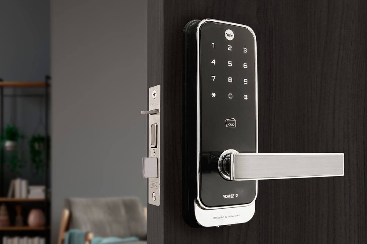 Las cerraduras inteligentes permiten prescindir de las llaves y abrir una puerta con una clave numérica, un chip RFID o una huella digital, además de permitir generar claves de acceso temporal o desbloquear la puerta a distancia