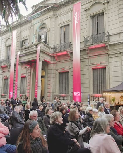 Las charlas en el auditorio al aire libre generan un gran interés