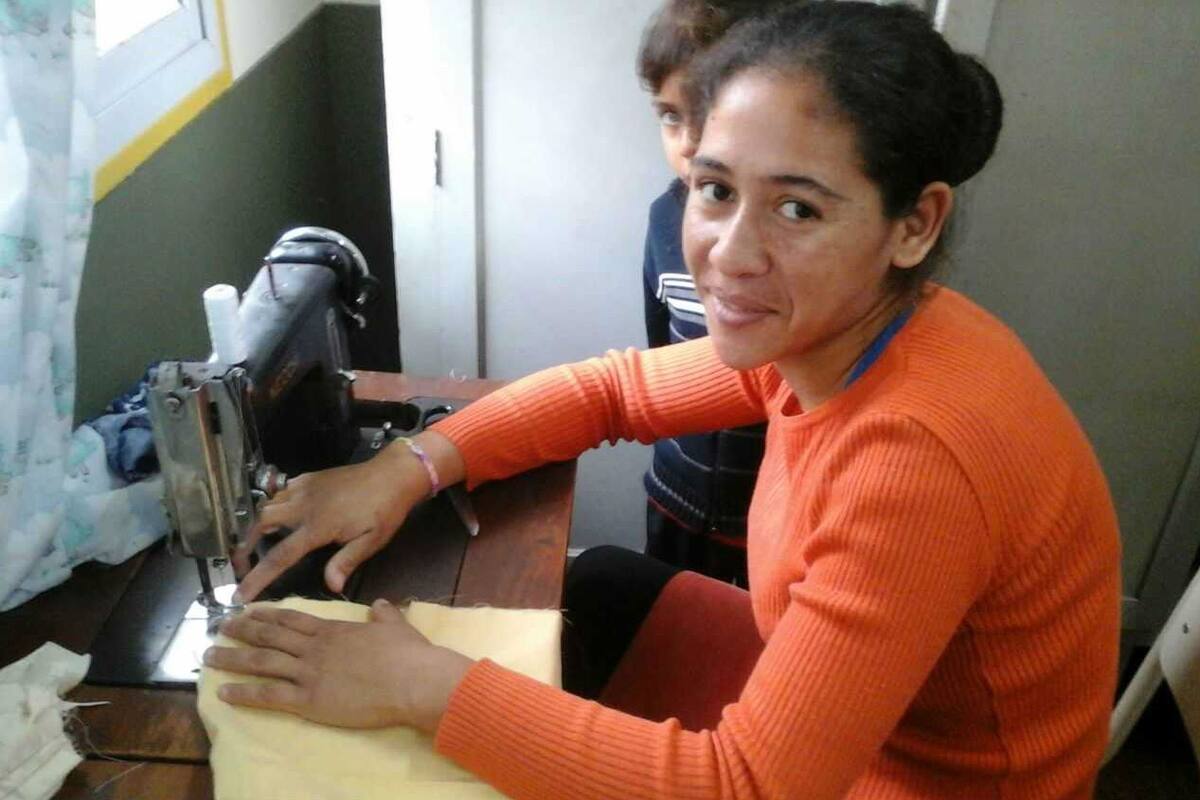 Las chicas aprenden el oficio de costureras