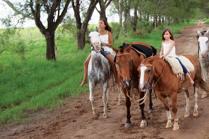 Las chicas crecieron... Un recuerdo de Mia y Myla en el campo de Córdoba, donde tienen sus crías. La foto es parte de una producción de tapa que ¡HOLA! hizo con toda la familia, en 2016, cuando las chicas tenían 12 y 5 años
