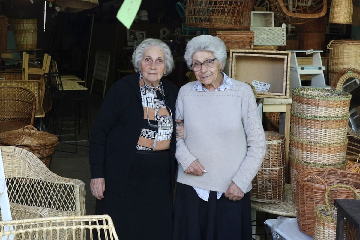 Las chicas de Gorriti, como las conocen en el Barrio, son dos vendedoras nonagesimas de una tradicional tienda de artÕculos de mimbre. Angela, a quien llaman Lita (90), y Maria Angela a quien llaman Mary (89), contaron como creo el negocio su padre cuando las calles eran de tierra