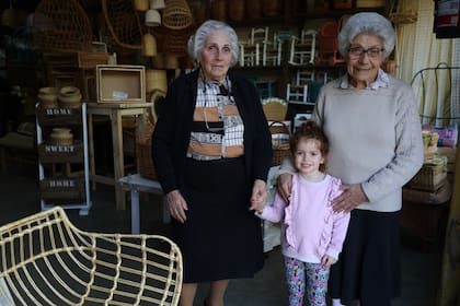 Las chicas de Gorriti, como las conocen en el Barrio, son dos vendedoras nonagesimas de una tradicional tienda de artÕculos de mimbre. Angela, a quien llaman Lita (90), y Maria Angela a quien llaman Mary (89), contaron como creo el negocio su padre cuando las calles eran de tierra