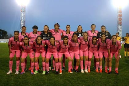 Las chicas posaron con la camiseta rosa