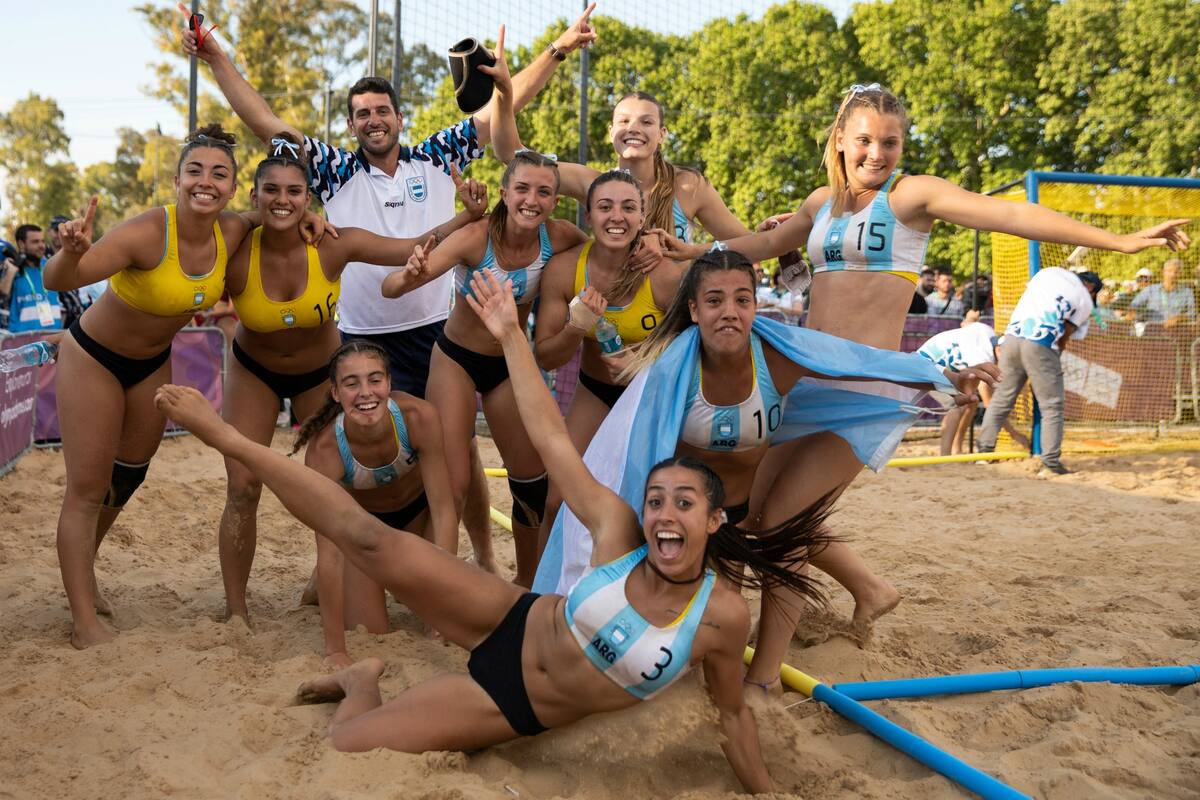 “Las chicas se sintieron diosas y la rompieron”, dijo Andrea Sala Rigler, la diseñadora de la ropa de la selección de beach handball