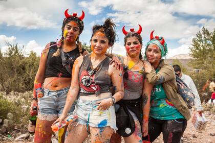 Las chicas también se disfrazan de diablitas.