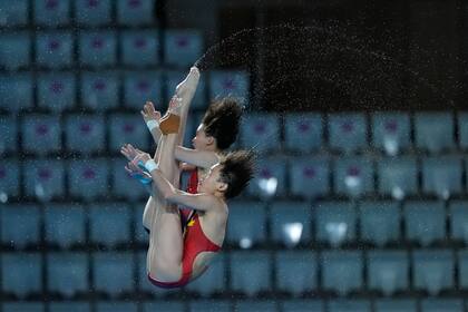 Las chinas Chen Yuxi y Quan Hongchan compiten en un entrenamiento de los clavados de los Juegos Olímpicos de París, el jueves 25 de julio de 2024, en Saint-Denis, Francia. (AP Foto/Lee Jin-man)