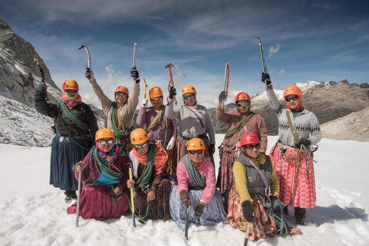 Las cholitas van por la cima del Aconcagua
