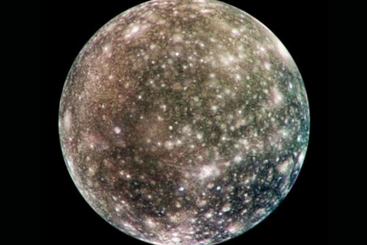 Las cicatrices brillantes en una superficie más oscura dan testimonio de una larga historia de impactos en la luna de Júpiter, Calisto, en esta imagen de Calisto de la nave espacial Galileo de la NASA