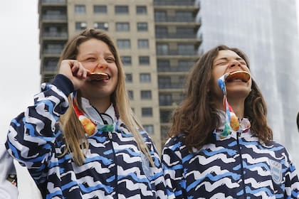 Las ciclistas Agustina Roth e Iñaki iriartes con sus respectivas medallas