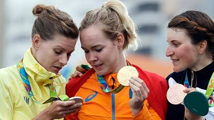 Las ciclistas Anna Van der Breggen, de Holanda, Emma Johansson, de Suecia, y la italiana Elisa Longo Borghini; distintas medallas y diferentes premios de sus Federaciones