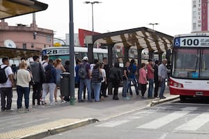 Las cinco cámaras empresarias de transporte de colectivos que operan en el Área Metropolitana de Buenos Aires (AMBA) informaron al gobierno nacional que, por primera vez en el año, no podrán afrontar los pagos salariales en un solo tramo