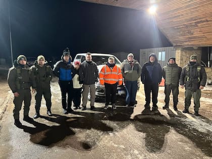 Las cinco personas rescatadas, entre ellas un menor de edad, fueron trasladadas a la unidad de Gendarmería tras permanecer varias horas varadas por la nieve