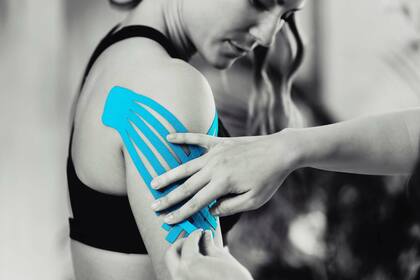 Las cintas kinesiológicas son utilizadas por los profesionales para aliviar el dolor y estimular los músculos
