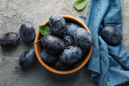 Las ciruelas, alimento superpoderoso cuando se trata del cuidado de la piel (Foto: iStock)