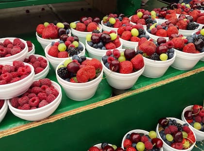 Las ciruelas pasas, al igual que otras frutas como manzanas o moras, deben formar parte de una alimentación variada, acompañada de verduras, legumbres y aceites saludables.(Imagen ilustrativa)