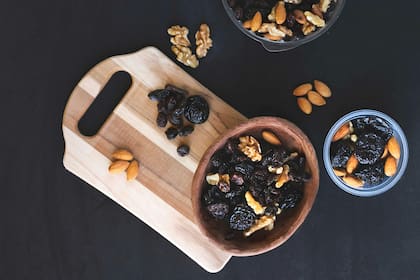 Las ciruelas pasas, cargadas de fibra y sorbitol, son esenciales para un tránsito intestinal saludable