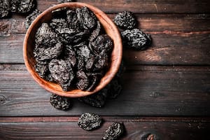 Cuál es la fruta “negra” que ayuda a aumentar la masa muscular y previene el estreñimiento
