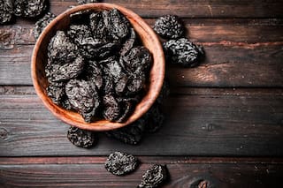 Cuál es la fruta “negra” que ayuda a aumentar la masa muscular y previene el estreñimiento