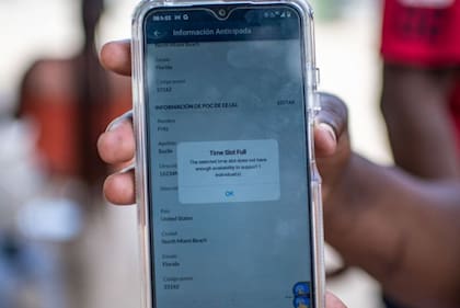Las citas disponibles a través de la app CBP One se agotan en cinco minutos, dicen las organizaciones que trabajan con migrantes.