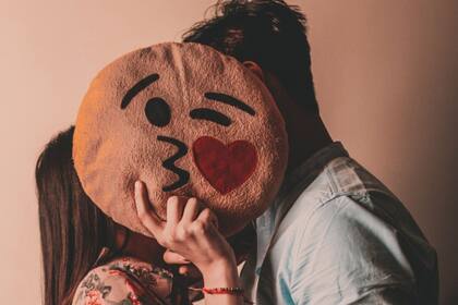 Las citas online demandan un aprendizaje: desde cómo chatear, a interpretar emoticones, actitudes como ghosting, curving y orbiting a cuidarse desilusiones y hasta estafas.