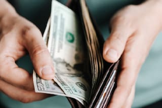 Cuánto sube el salario mínimo en ciudades clave para trabajadores latinos