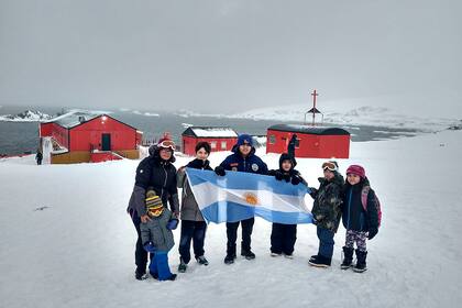 Las clases inician el mismo día en Tierra del Fuego como en la Antártida y las islas del Atlántico Sur, como es el caso de la escuela en la Base Esperanza