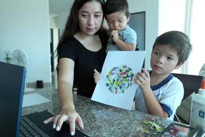 Las clases remotas durante la pandemia fueron un desafío para muchos padres