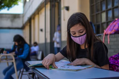 Las clases serán dentro de las aulas, pero si la escuela no cuenta con el lugar suficiente, se podrán habilitar nuevos espacios