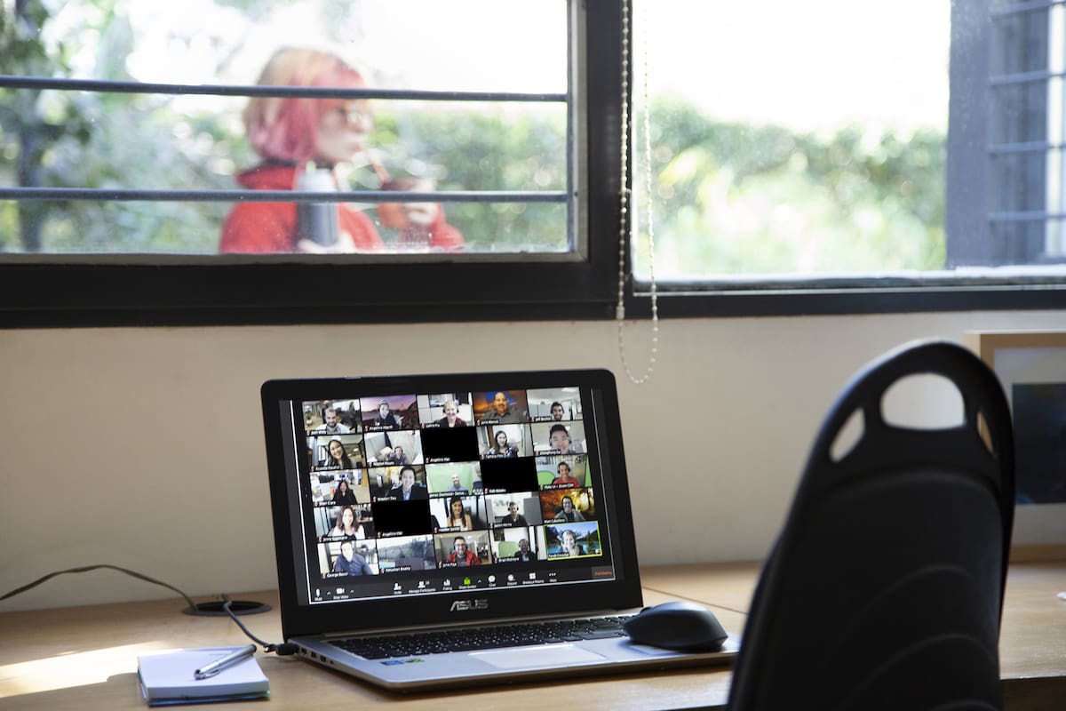 Las clases y reuniones laborales se realizan online, pero eso no garantiza asistencia: problemas con la conexión, cortes de luz o interrupciones familiares son las principales excusas de alumnos y empleados para faltar o irse momentáneamente de estos encuentros