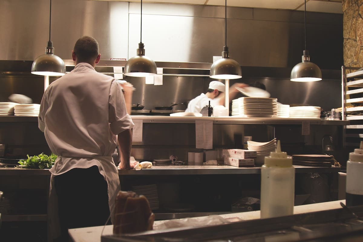 Las claves para conocer si estamos comiendo en un lugar seguro y 5 tips para hacerlo en casa