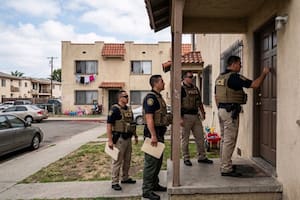 Memorizar teléfonos y no abrir la puerta: cómo se preparan las familias migrantes ante el ICE