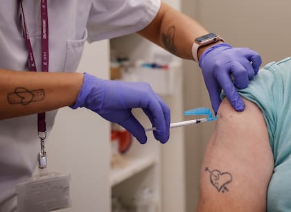 Las coberturas bajas en mayores de 65 años y en la población pediátrica generan preocupación ante una variante con mayor capacidad de contagio