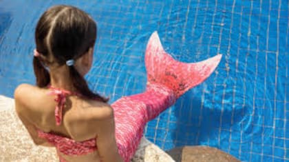 Las colas de sirena restringen la movilidad de los pies y las piernas de los niños