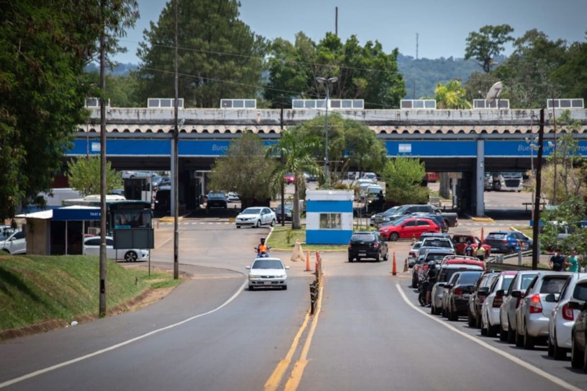 Las colas en la cabecera argentina del Tancredo Neves desalientan a miles de turistas y visitantes por día que prefieren no aventurarse a una larga demora