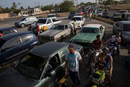 Las colas en las estaciones de servicio vuelven a ser moneda corriente en el país
