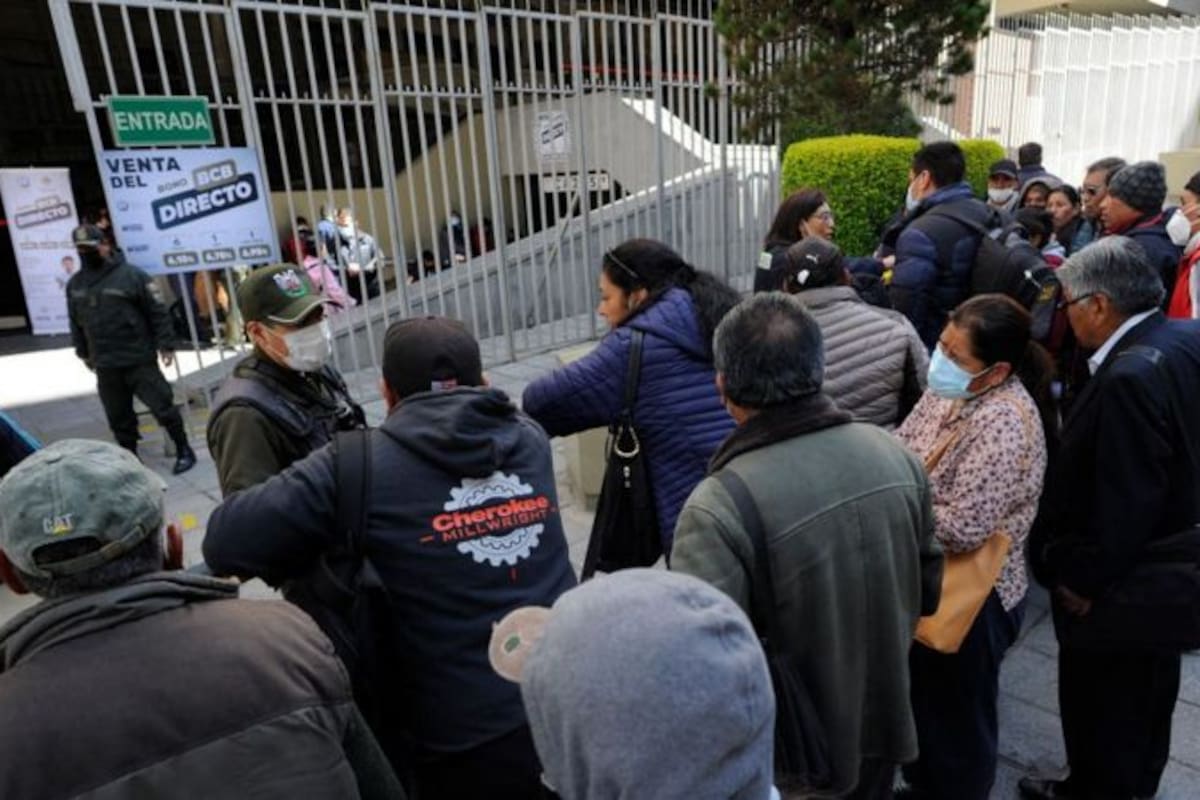 Las colas para conseguir dólares en el Banco Central se han convertido en imagen habitual en Bolivia