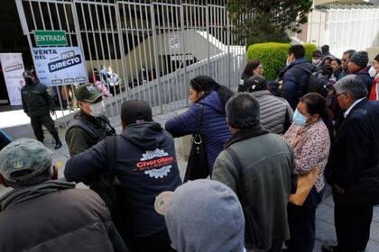 Las colas para conseguir dólares en el Banco Central se han convertido en imagen habitual en Bolivia