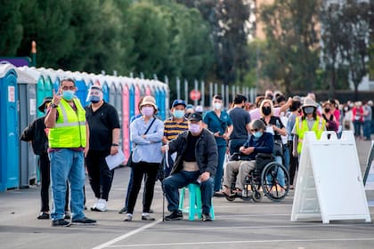 Las colas para vacunarse en Disneyland; muchos se quejaron de la espera, a pesar de tener cita previa