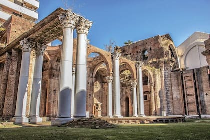 Las columnas corintias de la catedral siguen en pie