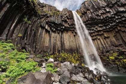Las columnas de basalto de la cascada de Svartifoss,en el Parque Nacional de Skaftafell.