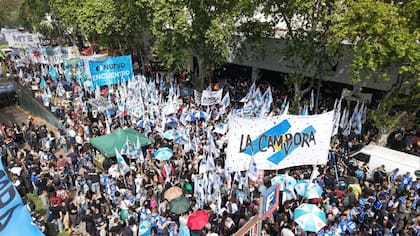 Las columnas de La Cámpora y Nuevo Encuentro, a metros del Congreso