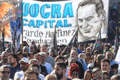 Las columnas de la Uocra, presentes en el campo de juego