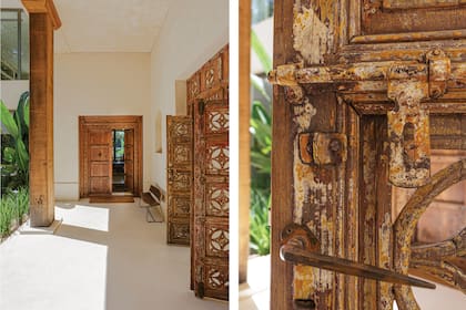 Las columnas de madera y el diseño del patio de entrada fueron realizados por Verne Furniture que además del paisajismo, creó muebles exclusivos.