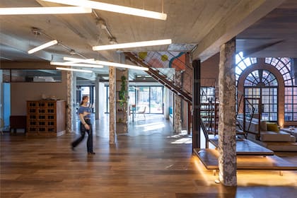 Las columnas en crudo acentúan el estilo industrial.